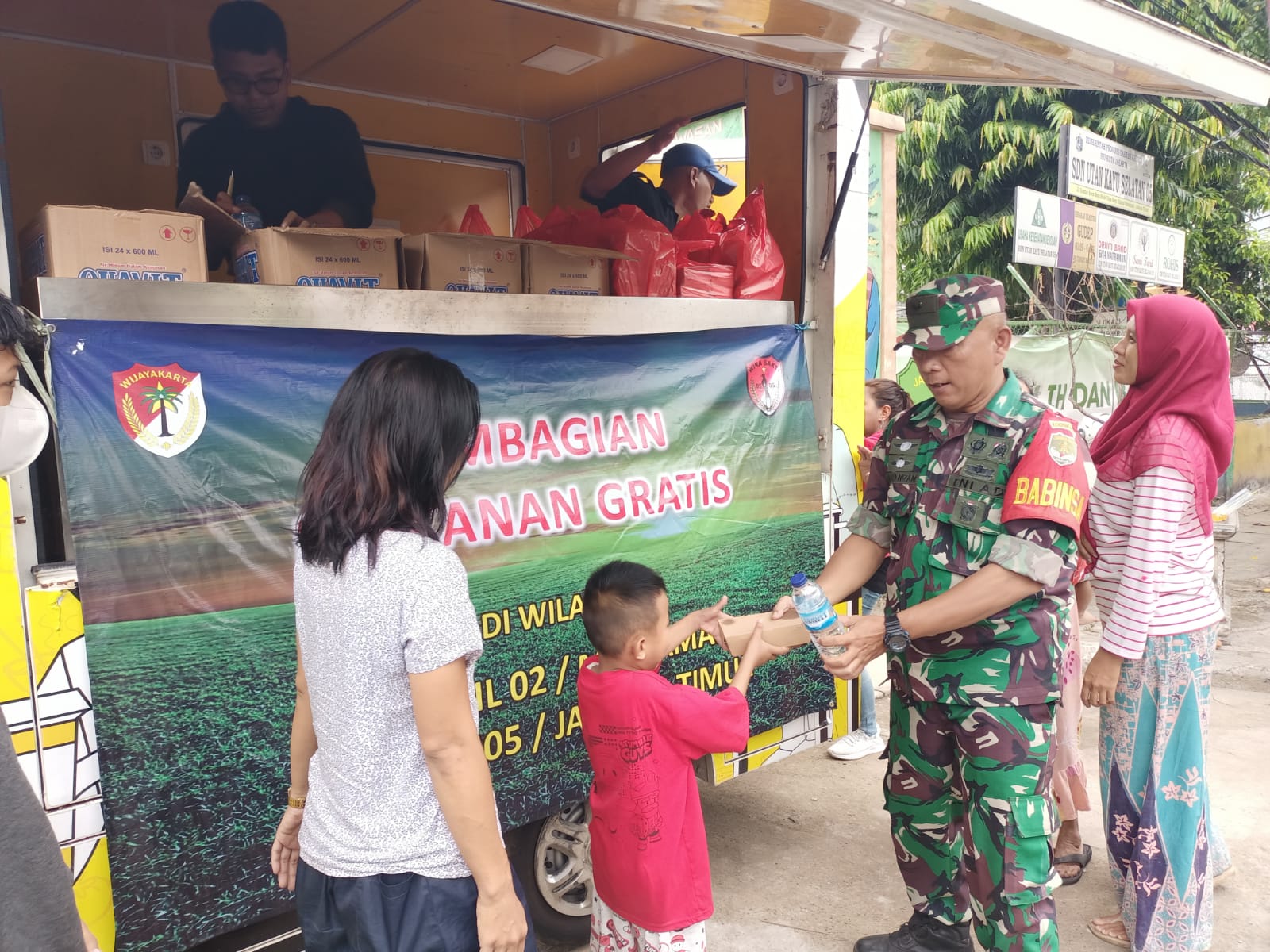 Peduli Warga, Koramil 02/Matraman Bagikan 400 Box Nasi Siap Saji Gratis