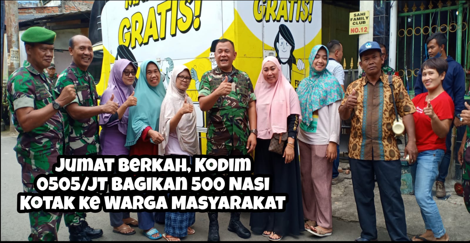 Jumat Berkah, Kodim 0505/JT Bagikan 500 Nasi Kotak ke Warga Masyarakat