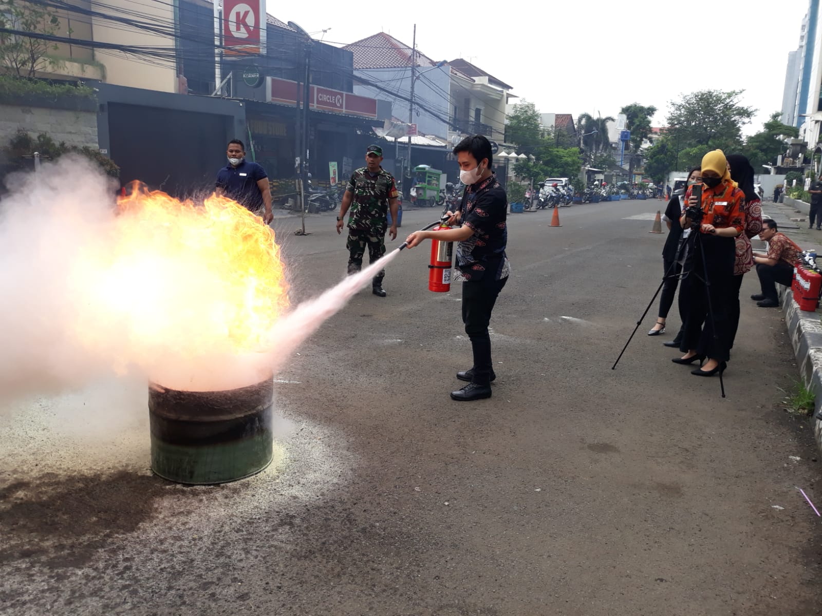 Sosialisasi Pelatihan Penggunaan Apar Pada Saat Terjadi Kebakaran, Oleh Babinsa Jatinegara