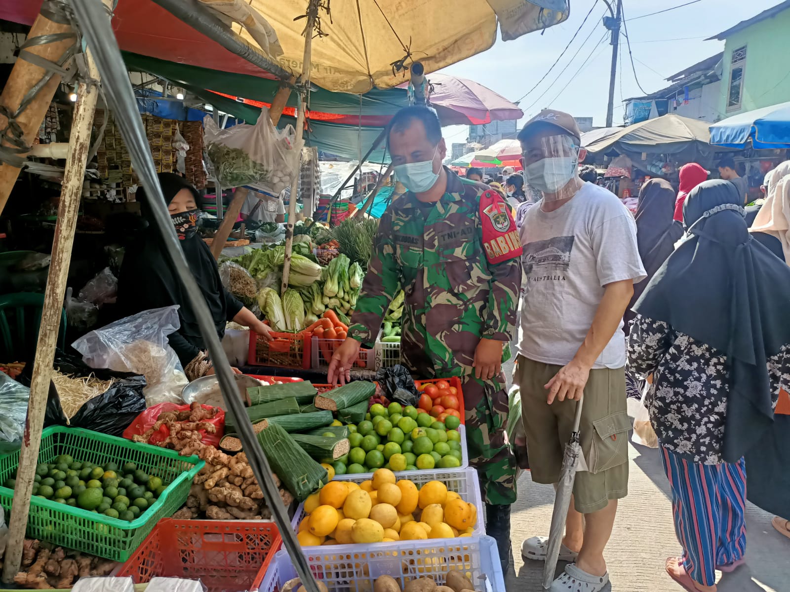 Laksanakan Tugas Rutin, Serka Mukoddas Turun Pasar Cek Harga Bahan Pokok