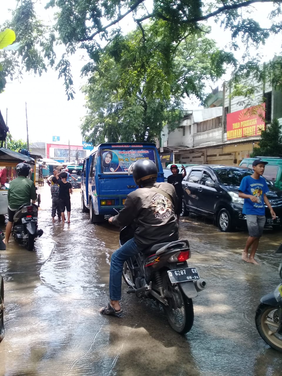 Banjir yang menyebabkan Akses Jalan Raya Dayeuhkolot – Bojong soang dan Jln Raya Majalaya – Gede Bage- Buah Batu,Kendaraan terhambat.”