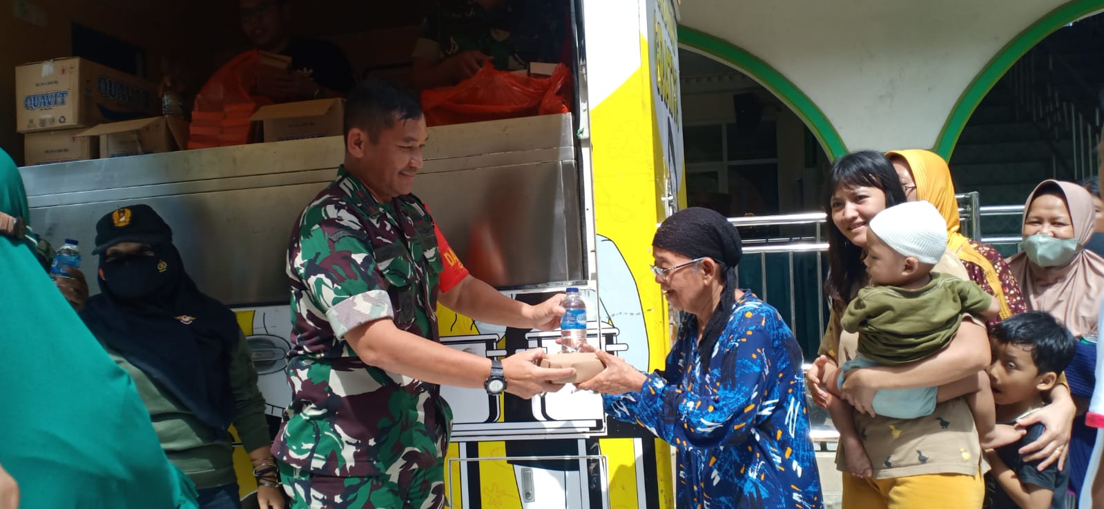 Bakti Sosial, Koramil 06/Cakung Bagikan 400 Nasi Kotak