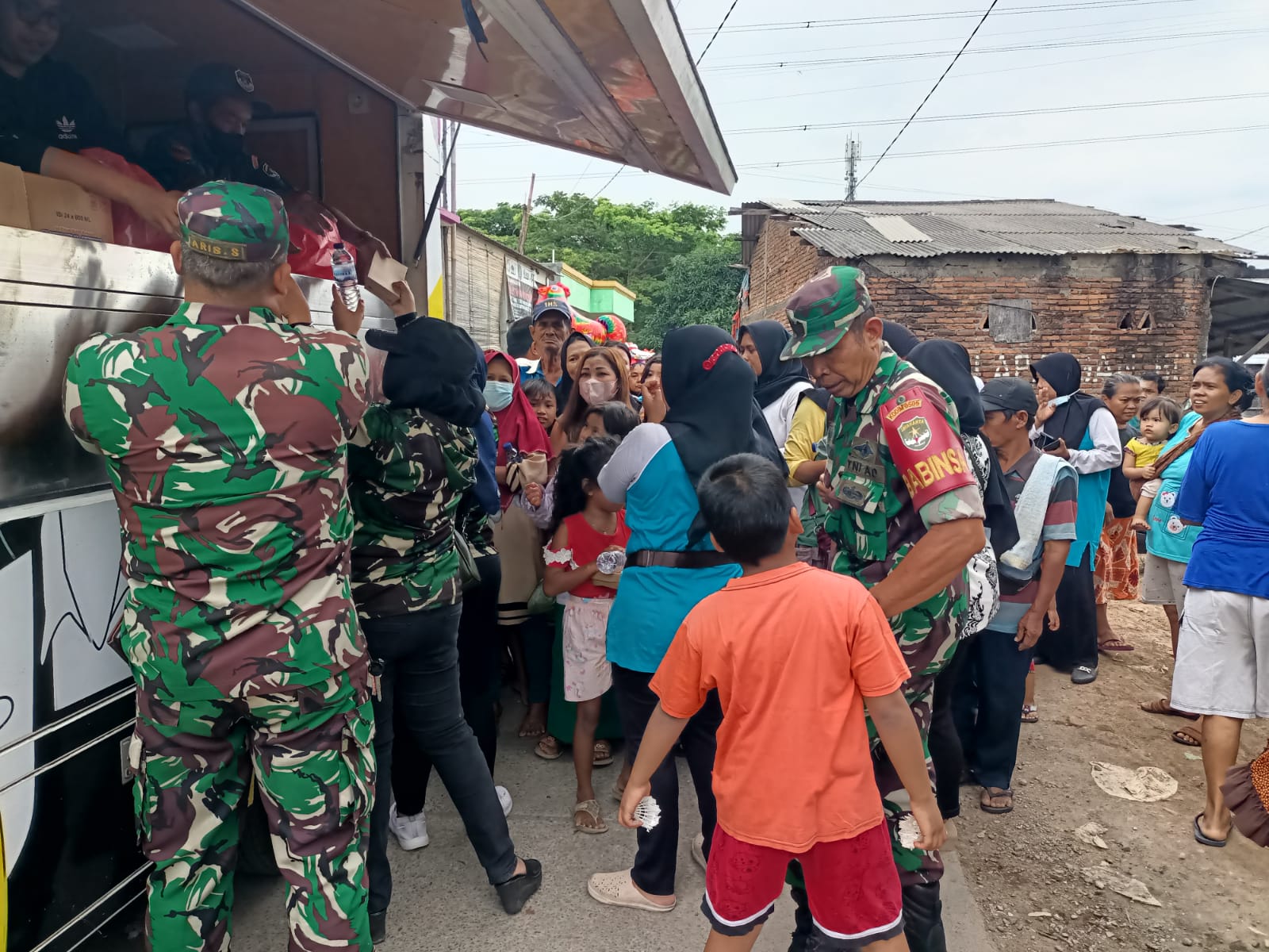 Berbagi Kebahagiaan, Koramil 06/Cakung Giat Bakti Sosial Bagikan 400 Nasi Kotak