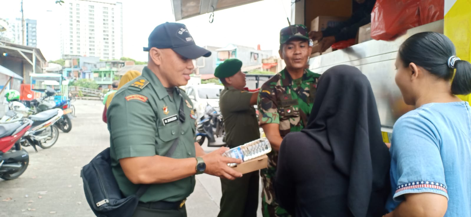 Kebersamaan Dengan Masyarakat, Koramil 04/Pulogadung Bagikan 400 Nasi Kotak Giat Bakti Sosial