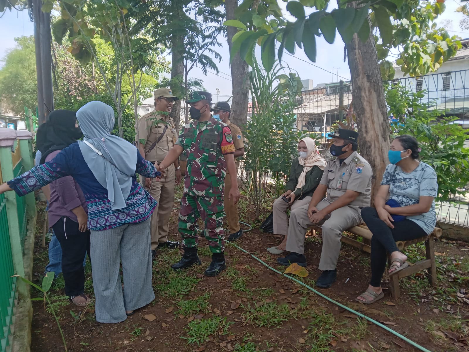 Manfaatkan Halaman Rumah dengan Menanam, Komsos Serka Rudiyanto