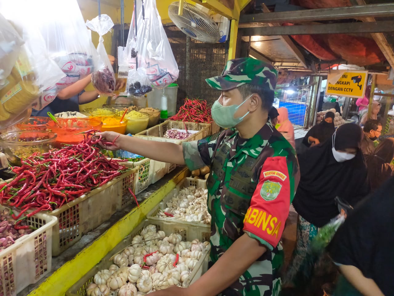 Kegiatan Rutin, Babinsa Koramil 01/Tamansari Sertu Suharno Pantau Harga Bahan Pokok di Pasar