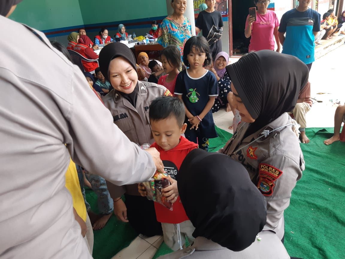 Polres Lampung Selatan Terjunkan Polwan Untuk Bantu Tangani Banjir