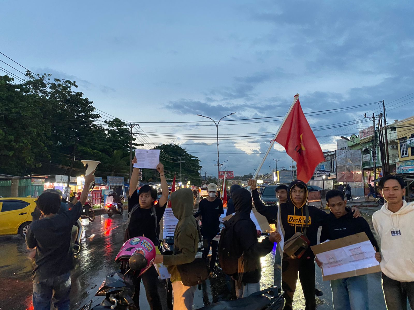 Meksi Terguyur Hujan,   EK LMND KENDARI Gelar Aksi Long March Turut Merefleksi Hari Sumpah Pemuda.