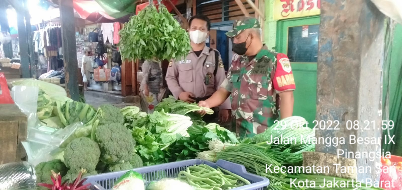 Pantau Sembako, Babinsa Serma Wakdinator Turun Pasar Cek Harga