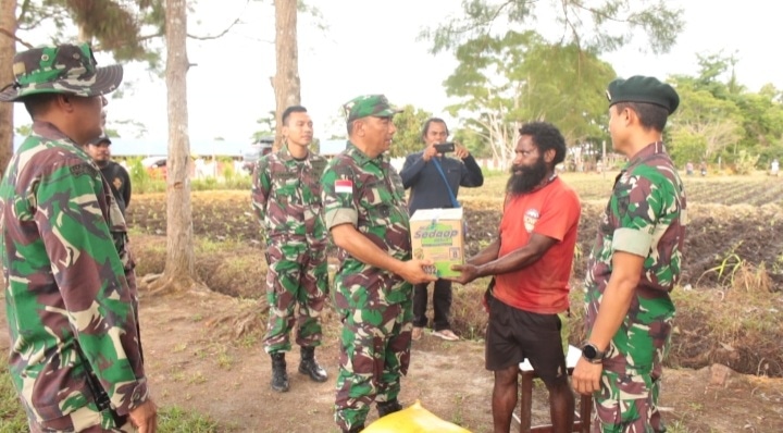 KASREM 173/PVB TINJAU LATIHAN TEMPUR PASUKAN YONIF RK 753/AVT