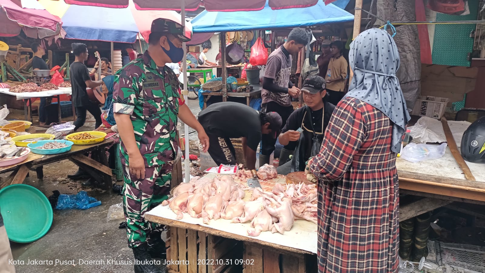 Babinsa Serka Mukoddas Pantau Stabilitas Harga Sembako Di Pasar