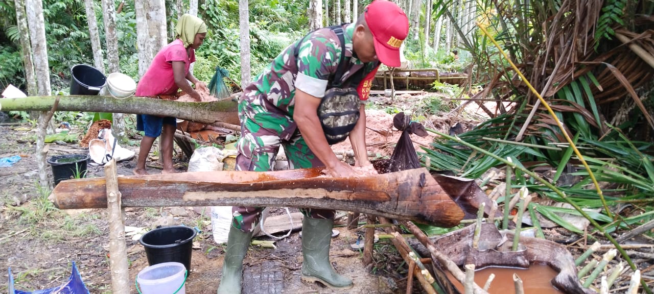 LESTARIKAN BAHAN PANGAN LOKAL, BABINSA KORAMIL 1709-02/YAPTIM BANTU WARGANYA MENGOLAH SAGU