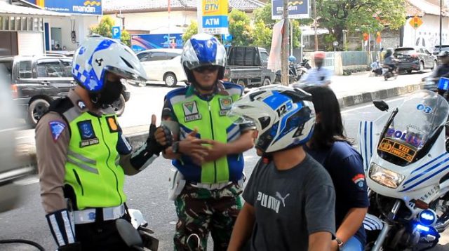 Wujudkan Kamseltibcarlantas, Sinergitas Polisi dan TNI Gelar Patroli Humanis