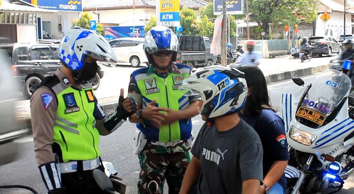 Wujudkan Kamseltibcarlantas, Sinergitas Polisi dan TNI Gelar Patroli Humanis