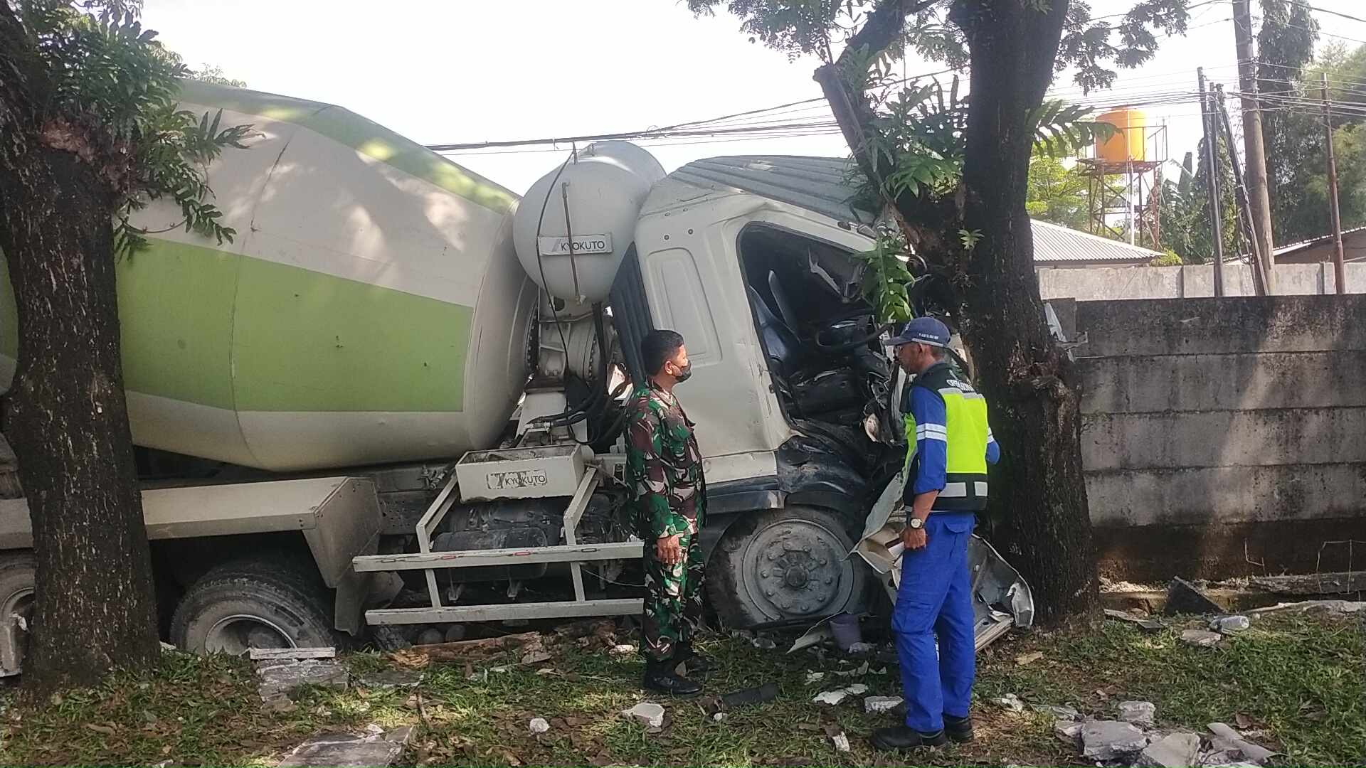 Diduga Ngantuk, Sopir Truk Molen Hantam Tembok Pembatas Dan Batang Pohon Jalan Tol