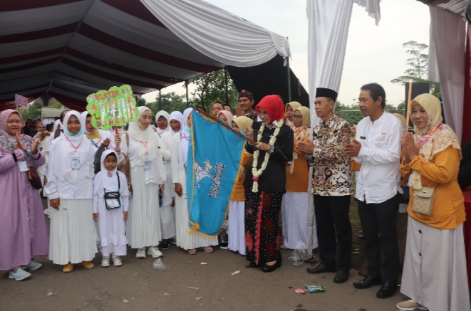 Wabup Ayu Membuka Peragaan Manasik Haji Anak PAUD se Kabupaten Cirebon Tahun 2022