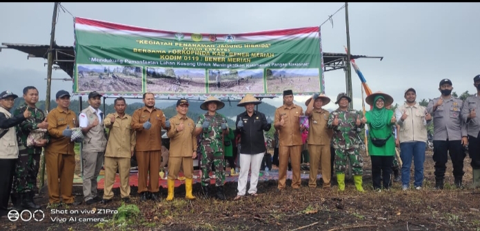 Dandim dan PJ Bupati Tanam Jagung.