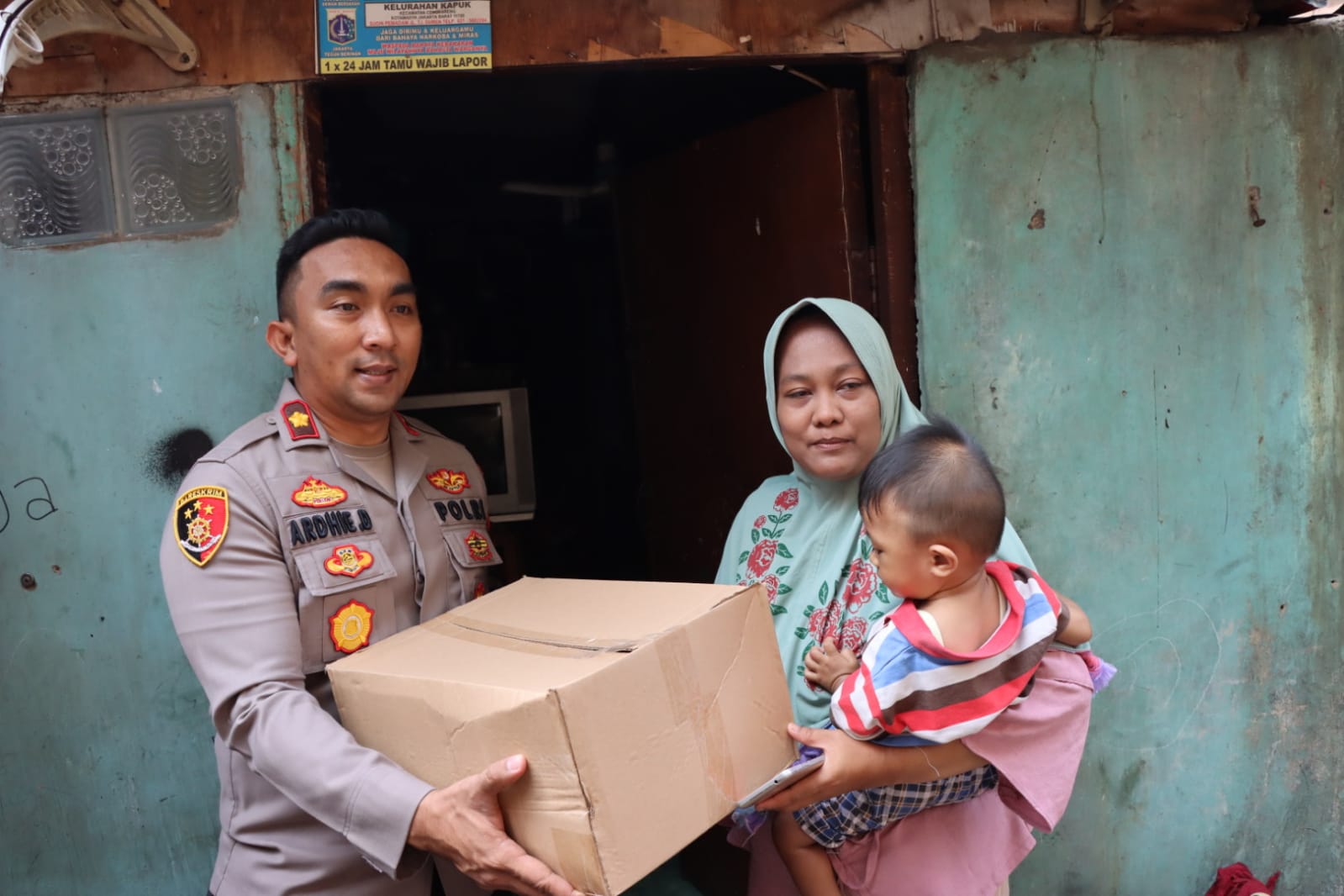 Kapolsek Cengkareng Datangi Anak Gagal Ginjal Sekaligus Berikan Bantuan Paket Sembako