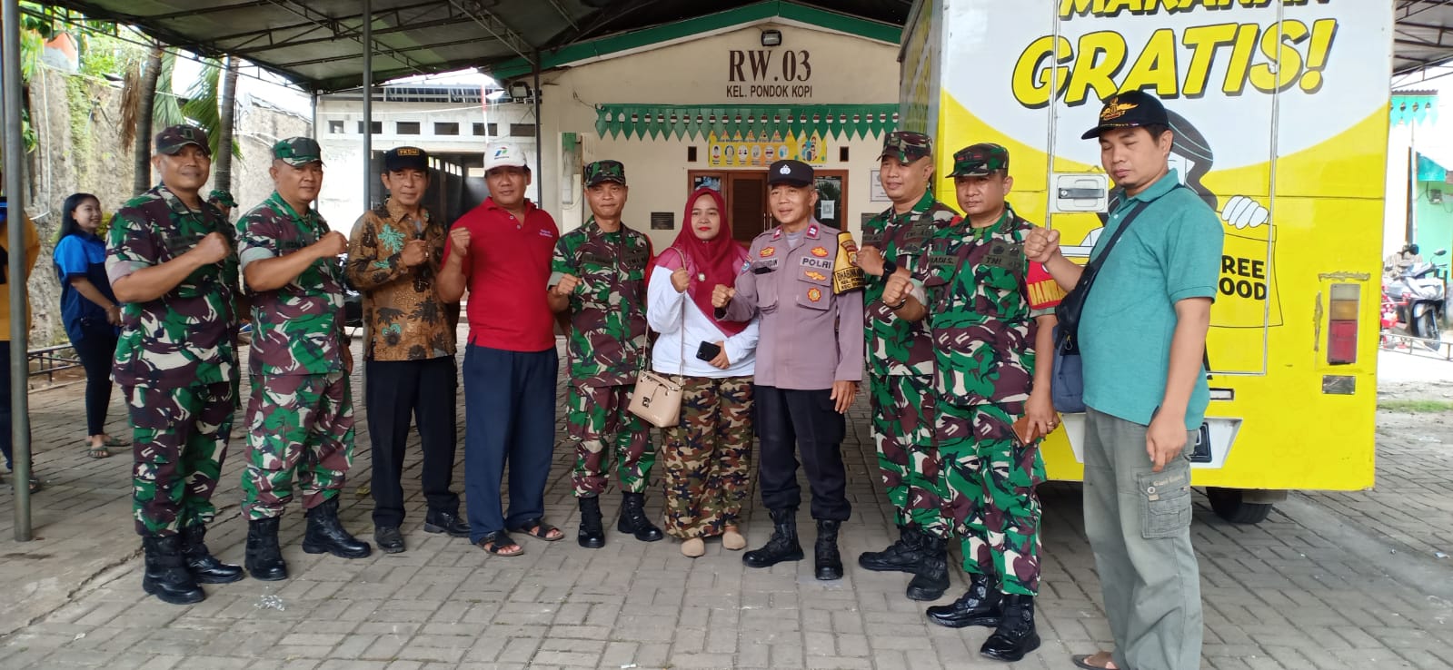 Kebersamaan Dengan Warga, Koramil 08/Duren Sawit Giat Bakti Sosial Bagikan 400 Nasi Kotak