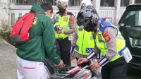 Aksi Keren Polisi di Majalengka Bantu Pengendara Sepeda Motor Mogok Habis Bensin