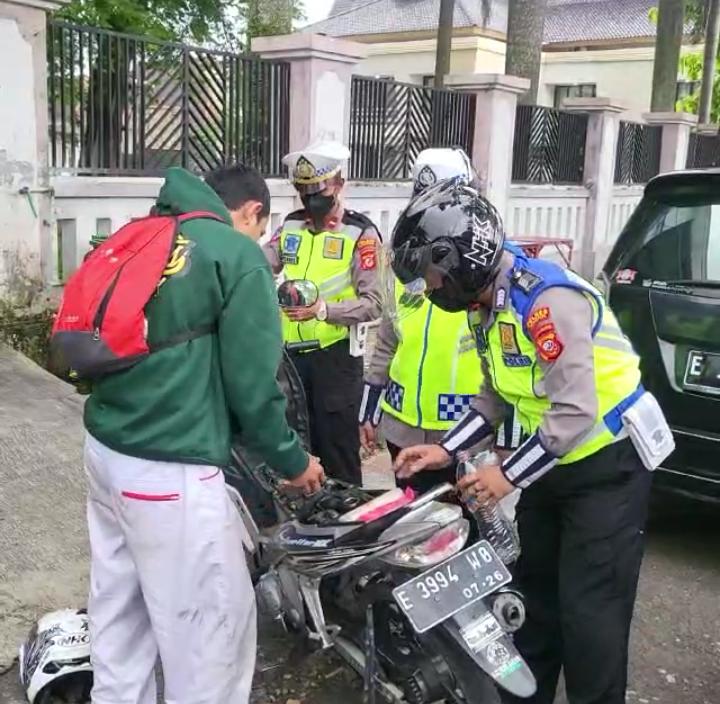 Aksi Keren Polisi di Majalengka Bantu Pengendara Sepeda Motor Mogok Habis Bensin