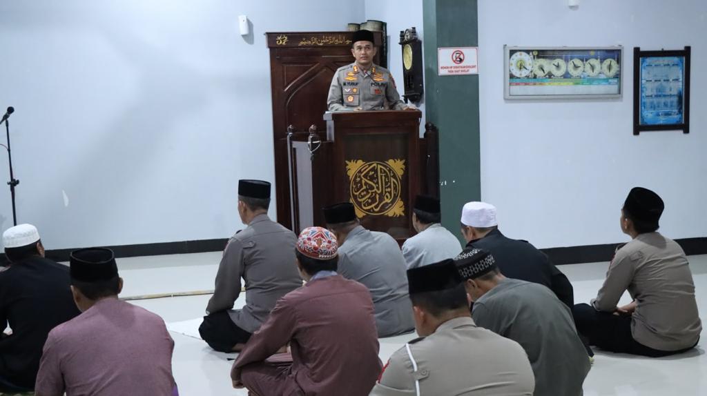 Safari Subuh, Kapolres Palopo Bagikan Al Qur’an Di Mesjid Al Amanah Kota Palopo