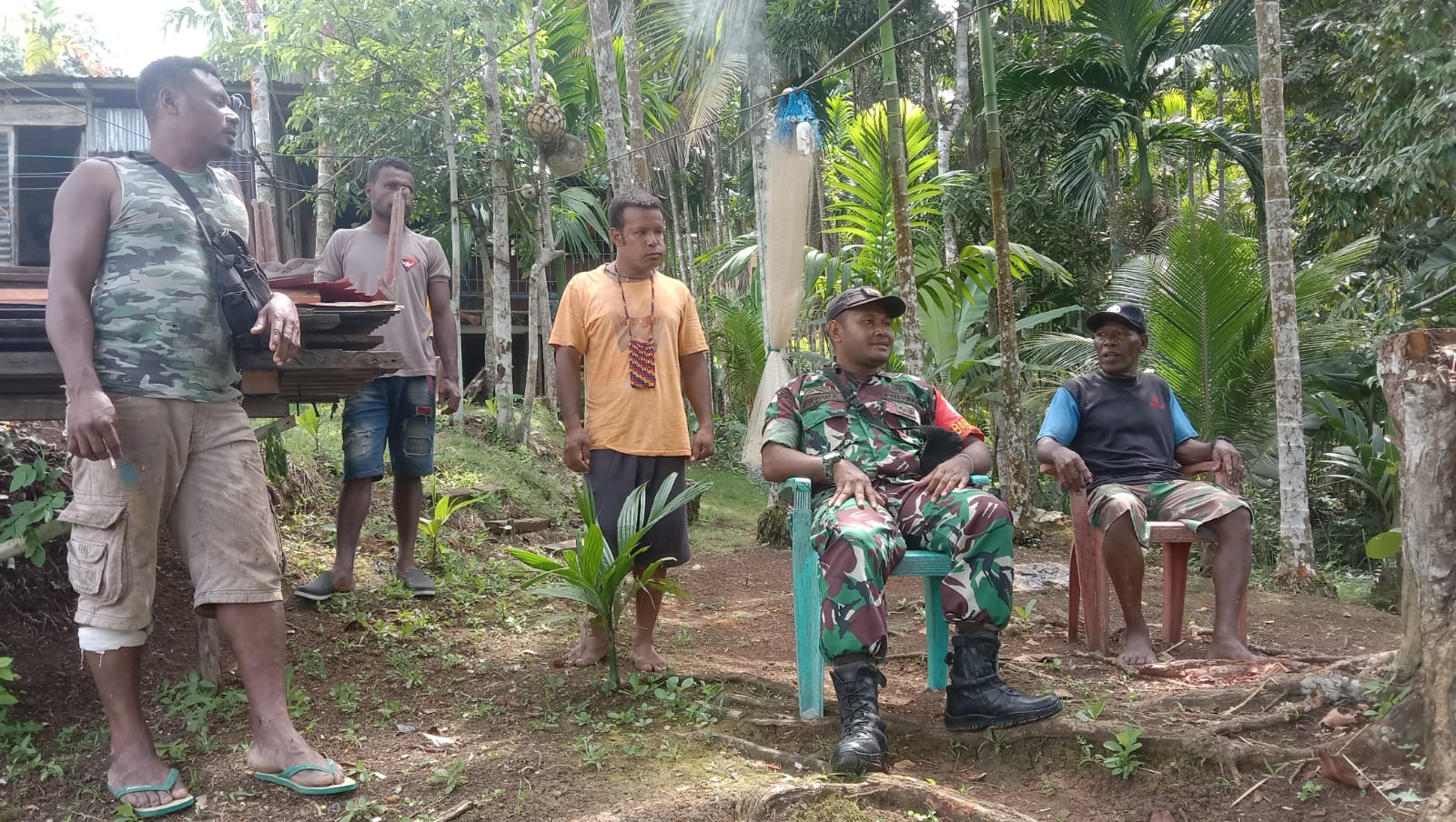 KOREM 173/PVB. MENJALIN KEAKRABAN DENGAN WARGA DI WILAYAH RUTIN BABINSA LAKSANAKAN KOMSOS DI DESA BINAAN .