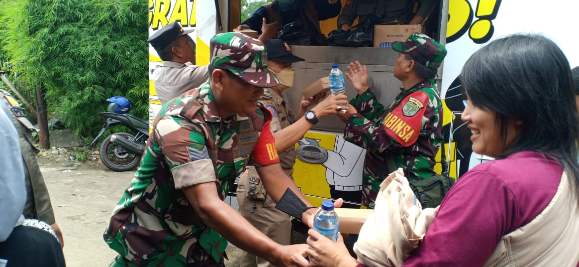 Antusias Warga Pada Bakti Sosial Bagikan 400 Nasi Kotak Oleh Koramil 03/Pasar Rebo