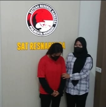 Pres Reales : IRT Ditangkap Polisi Usai Edarkan Narkoba Jenis Shabu di Kota Kendari.