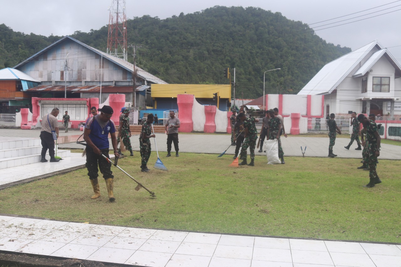 KOREM 173/PVB. SAMBUT HARI PAHLAWAN, KODIM 1709/YAWA MENGGELAR KARYA BAKTI DI TMP NEWI SERUI