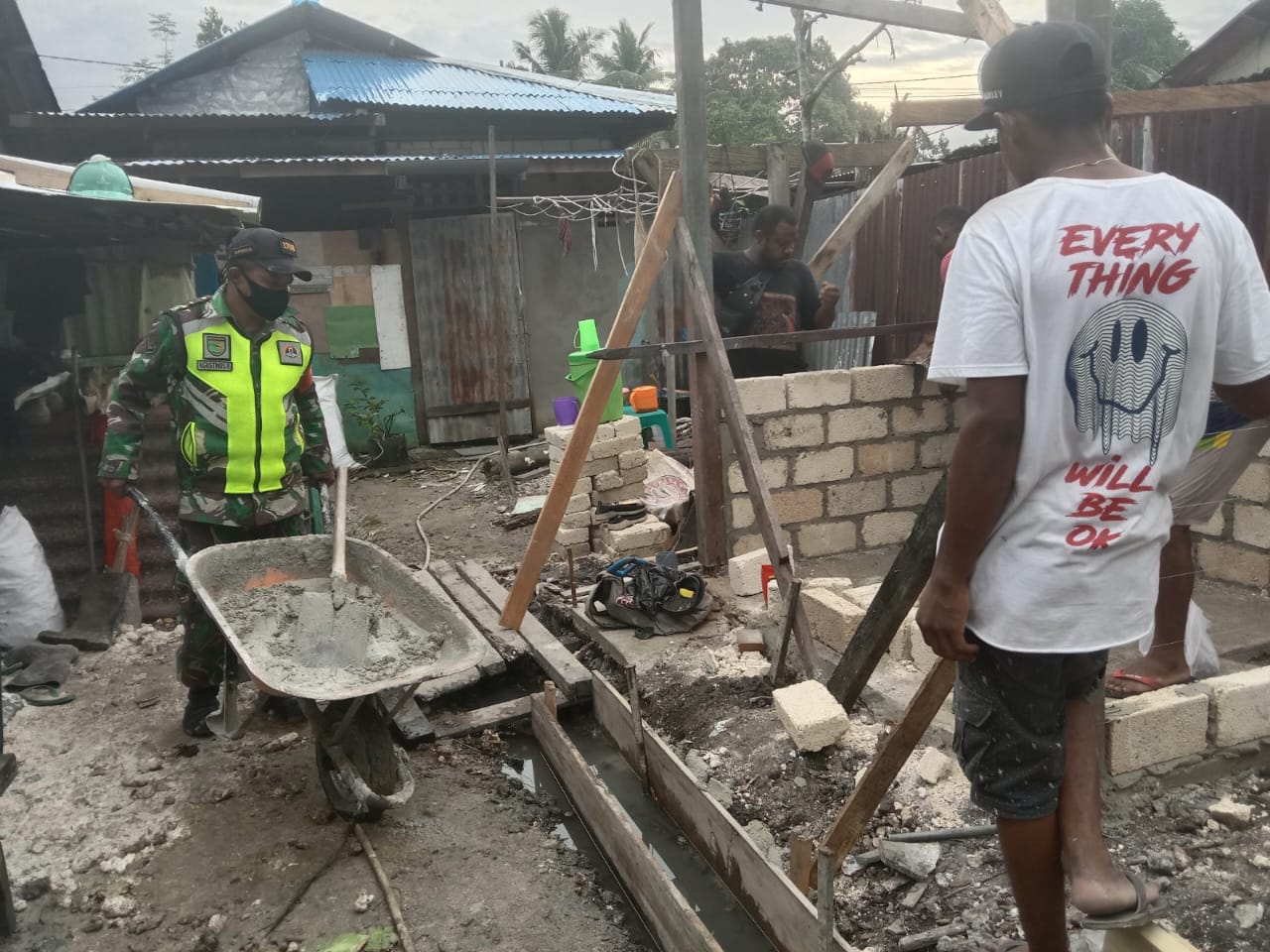 KOREM 173/PVB. BABINSA MEMBANTU MASYARAKAT MEMBANGUN RUMAH