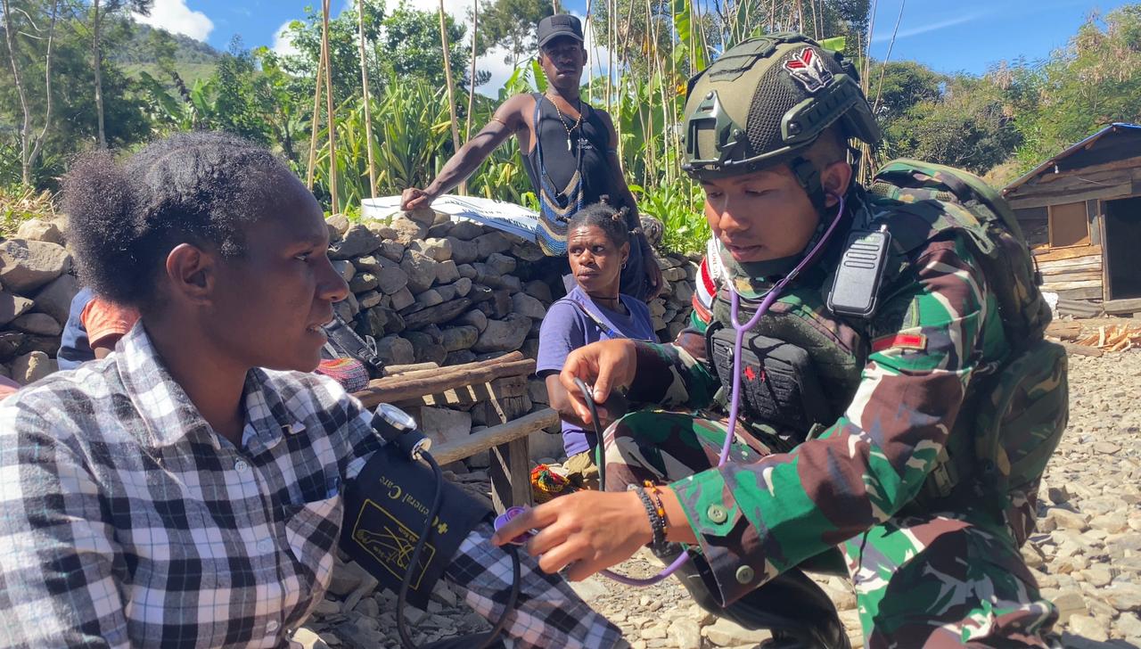 KOREM 173/PVB. Pos Wuyuneri Satgas Organik Yonif RK 113/JS beri pelayanan kesehatan