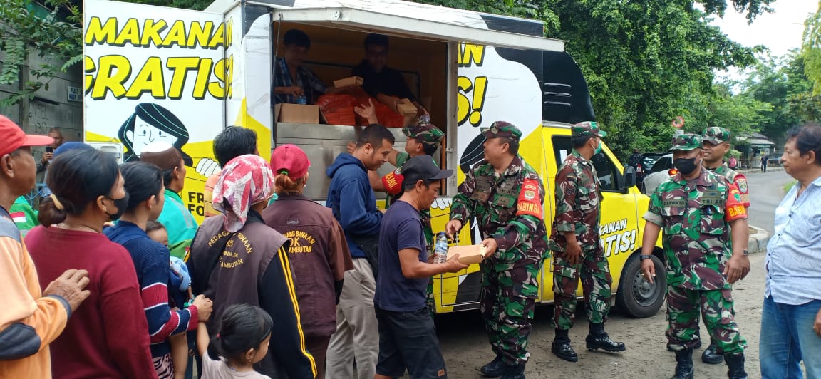 Senyum Warga Pada Bakti Sosial Bagikan 400 Nasi Kotak Oleh Koramil 03/Pasar Rebo, Ciracas