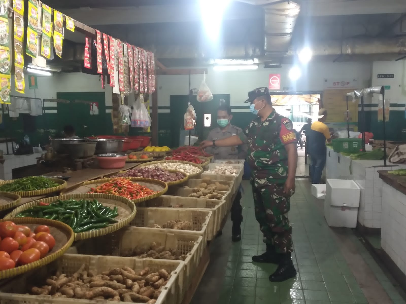 Pastikan Harga Stabil, Babinsa Serda Amramus Melaksanakan Pemantauan Pasar Tradisional