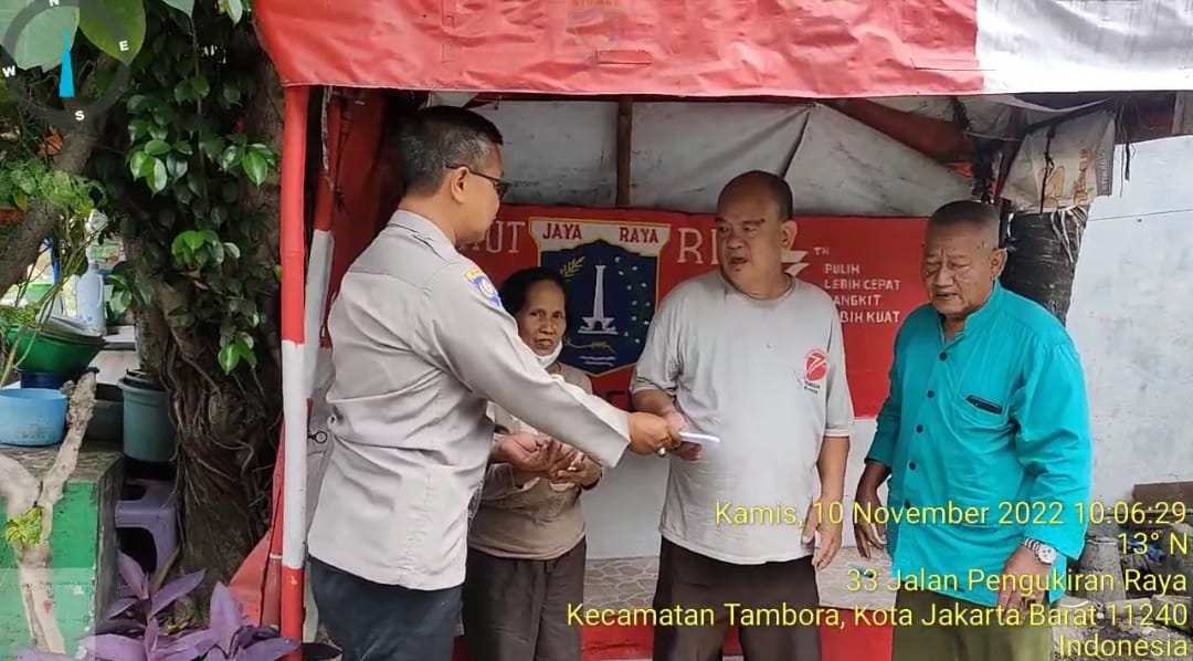 Babinkamtibmas Pekojan Aiptu Dede Sugiono Bersama Pokdarkamtibmas Serahkan Bantuan Kepada Anggotanya Yang Alami Lakalantas