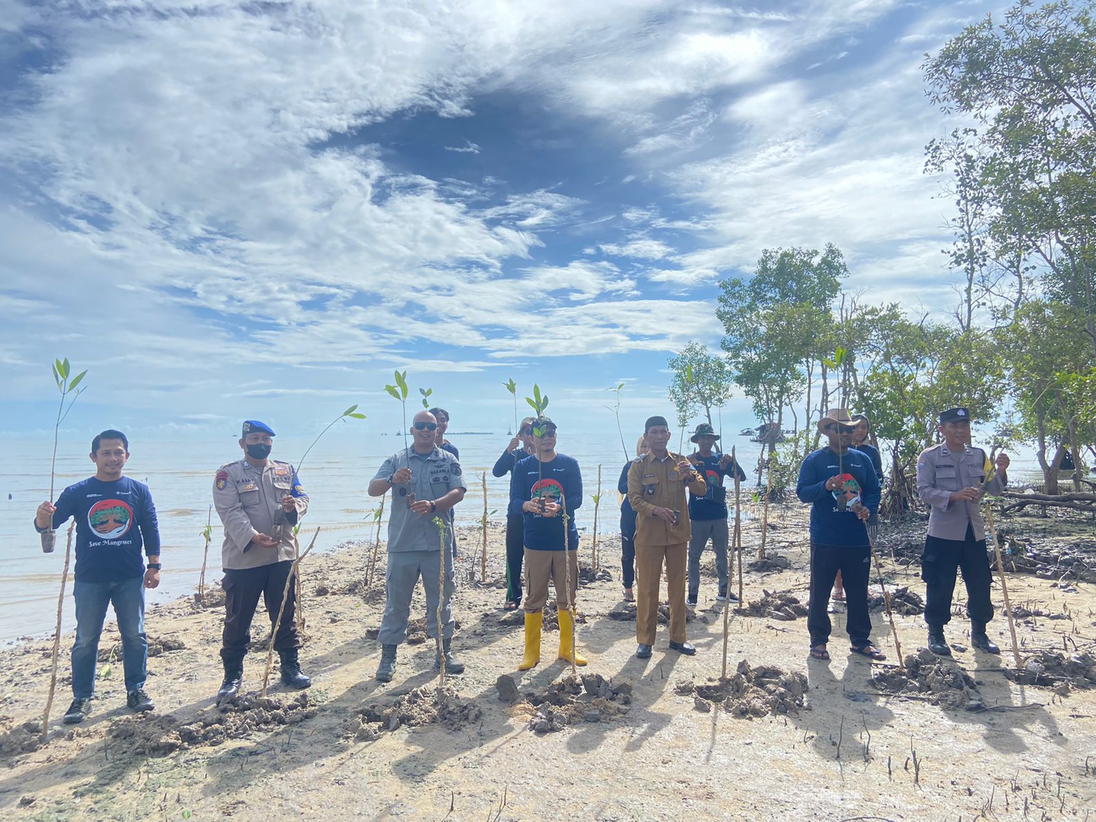 Stasiun Bakamla Babel Tanam 3000 Batang Mangrove di Pantai Batu Belubang