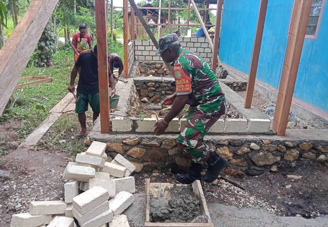 KOREM 173/PVB. PEDULI KESUSAHAN WARGA, BABINSA KORAMIL 1709-02/YAPTIM BANTU PEMBANGUNAN TERAS RUMAH WARGA BINAANNYA