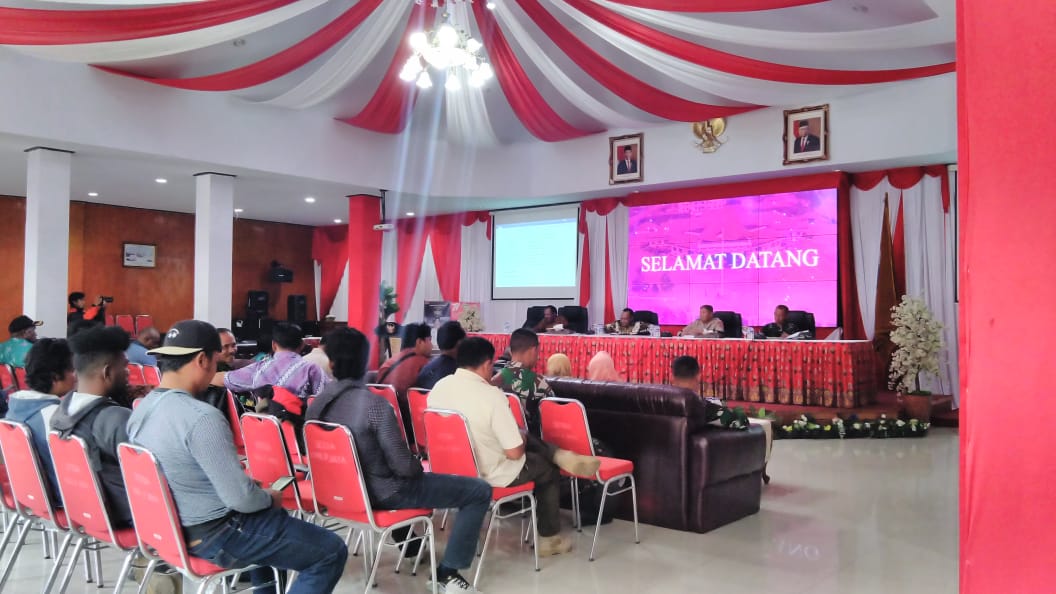 KOREM 173/PVB. DANDIM 1714/PUNCAK JAYA MENGHADIRI RAPAT BERSAMA BUPATI,DPR DAN SATUAN INSTANSI LAIN-NYA UNTUK MEMBENTUK PANITIA IBADAH NATAL PEMDA PADA BULAN DESEMBER YANG BERTEMPAT DI KANTOR BUPATI ,MULIA KABUPATEN PUNCAK JAYA