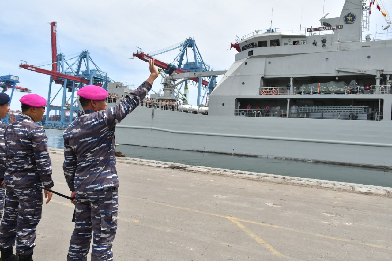 DANLANTAMAL III LEPAS KEBERANGKATAN KRI TELUK PALU-523 DARI DERMAGA JICT III DALAM RANGKA SAIL TIDORE 2022