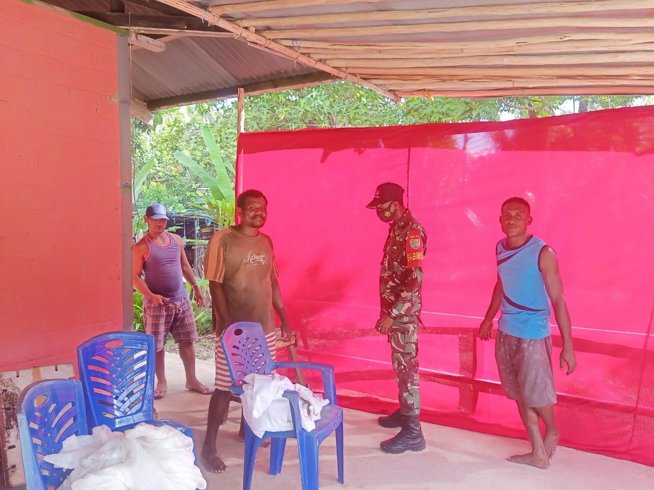 KOREM 173/PVB. BABINSA BANTU DEKORASI TEMPAT YANG AKAN DI GUNAKAN UNTUK ACARA RESEPSI PERNIKAHAN WARGA BINAANNYA