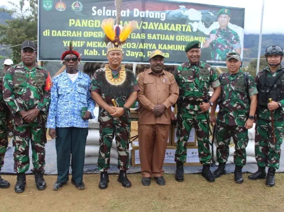 Pangdam Jaya Berikan Sembako Kepada Masyarakat di Kab. Lanny Jaya Papua