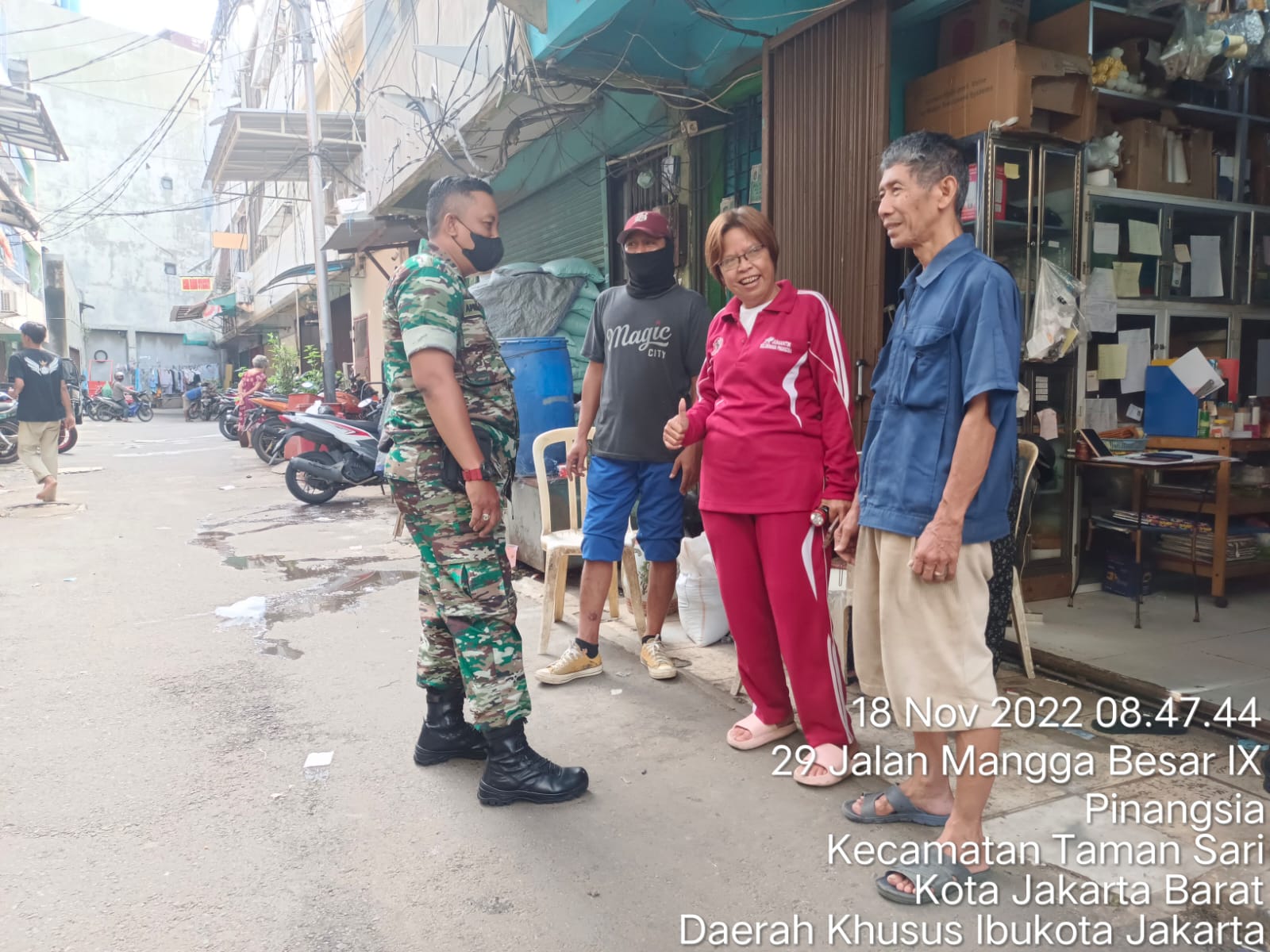 Pererat Hubungan dengan Warga, Serda Apriyanto Gelar Komsos