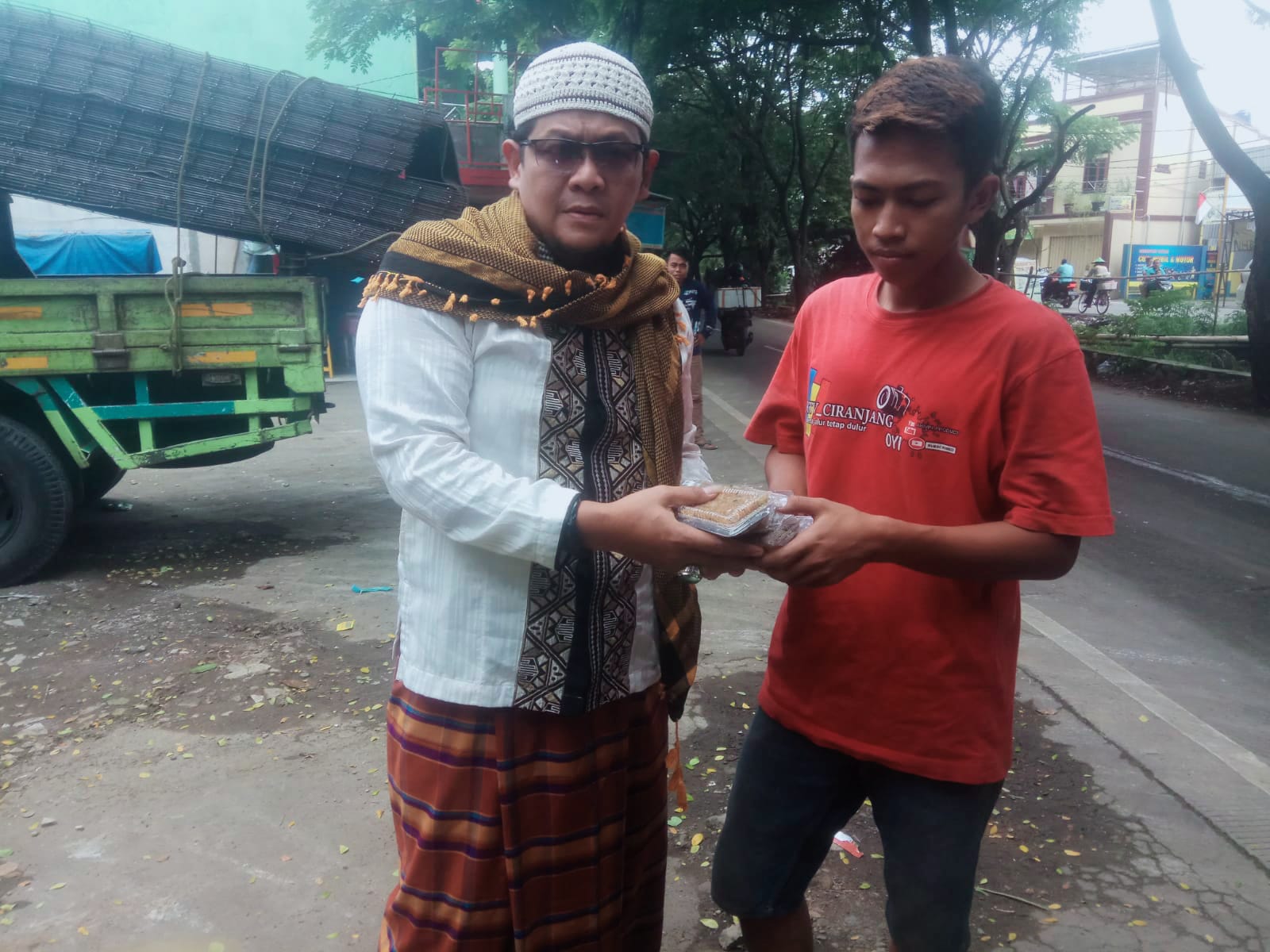 Berbagi Kebahagiaan,FWJI Korwil Jakarta Barat Rutin Bagikan Makanan Siap Saji di Jum’at Berkah