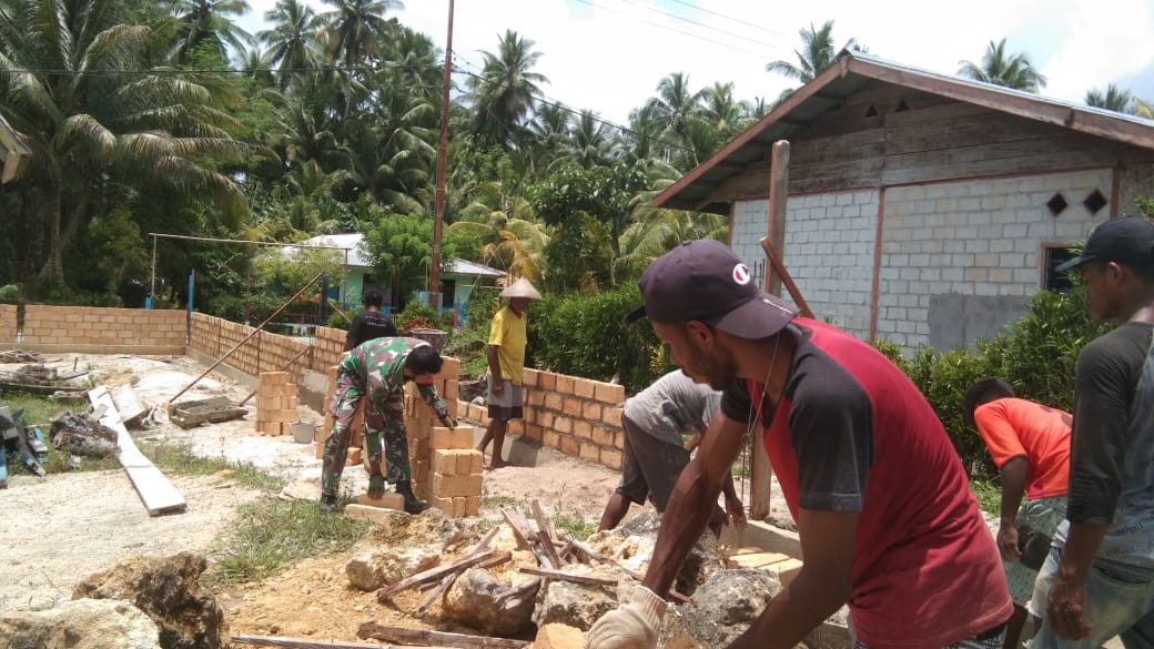 KOREM 173/PVB. PERAN AKTIF BABINSA BANTU WARGA DALAM PEMBUATAN PAGAR GEREJA GKI NYEUNDI