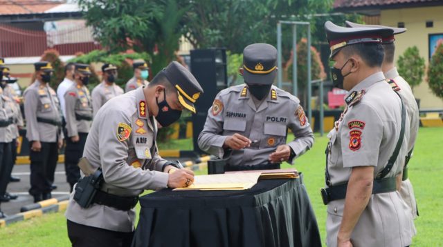 Kapolresta Cirebon Pimpin Sertijab Para Kasat dan Kapolsek Jajaran