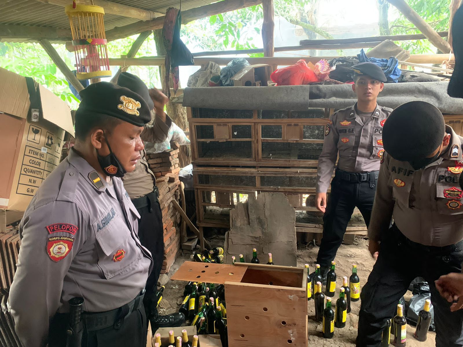 Operasi Pekat Satsamapta Polresta Cirebon Amankan Ratusan Botol Miras