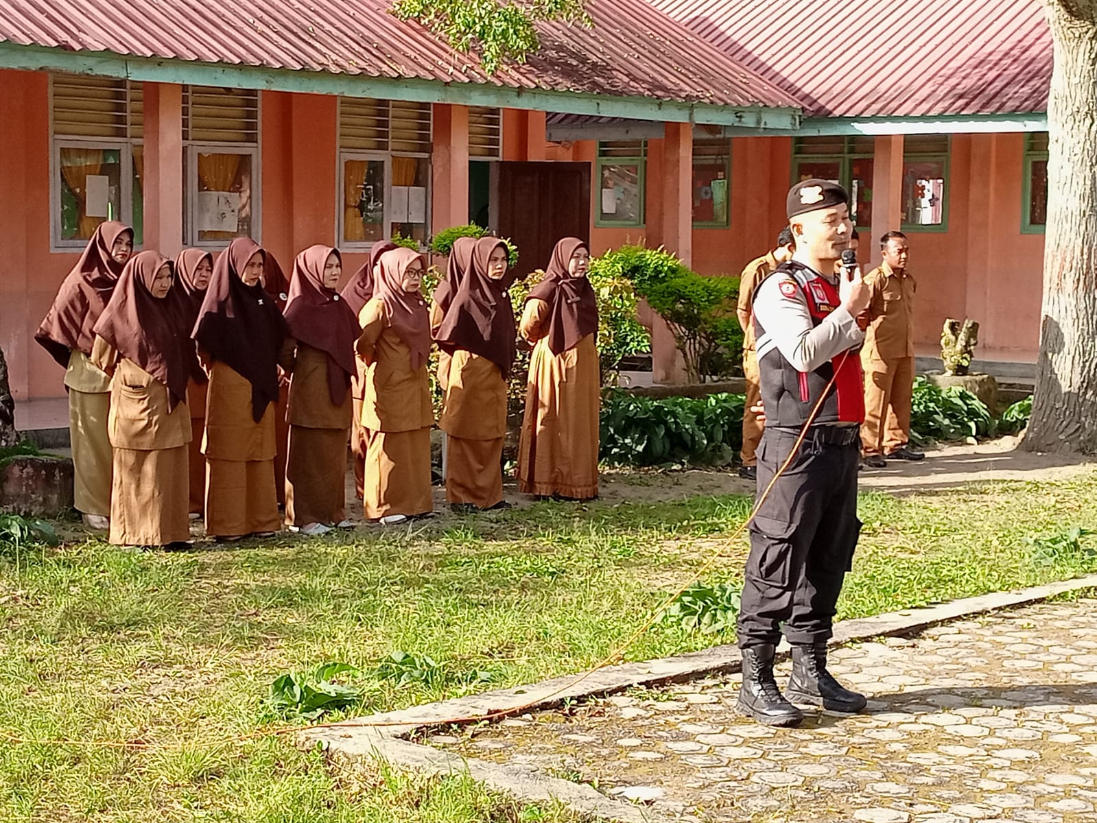 Saweu Sikulah di SMPN 4 Bandar, Kanit Samapta Polsek Bandar Sampaikan Pesan Kamtibmas