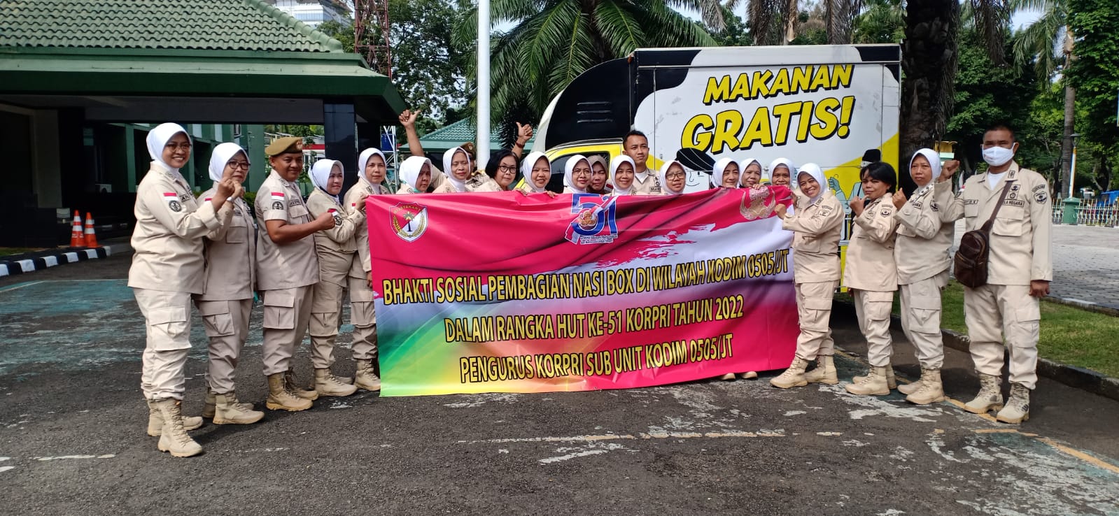 Dirgahayu Korpri Ke 51, PNS Kodim 0505/JT Bagikan Ratusan Nasi Box ke Warga