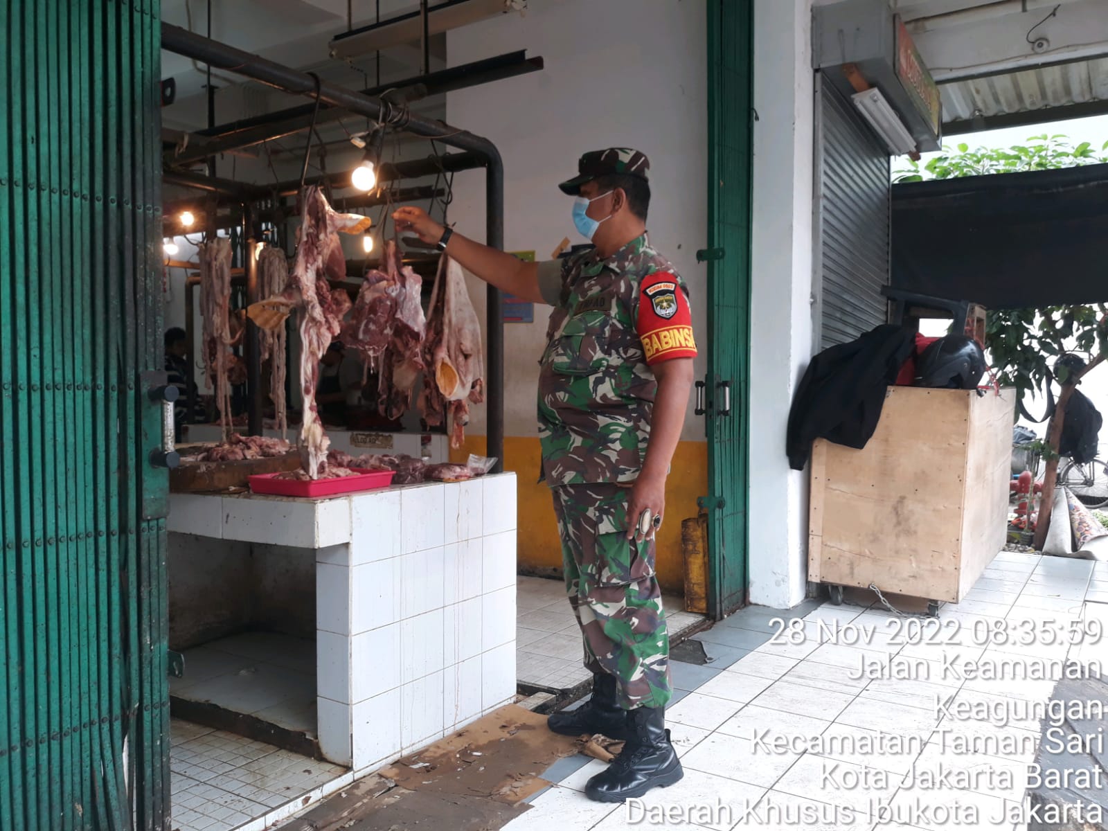 Pastikan Harga Sembako Tidak Naik dan Keamanan Pasar Kondusif, Babinsa Serda Amramus Sambangi Pasar