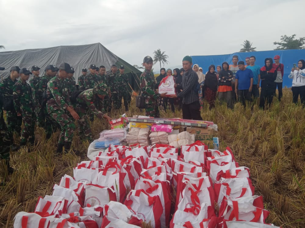 Bantuan Presiden RI Didistribusikan Oleh Prajurit Raider 300 Ke Tenda-Tenda Pengungsi